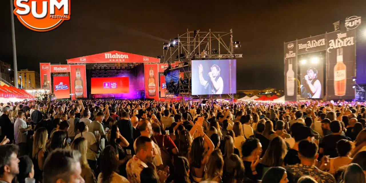 Multitud vibrante en el Gran Canaria SUM Festival, disfrutando de la música en vivo bajo un cielo nocturno.
