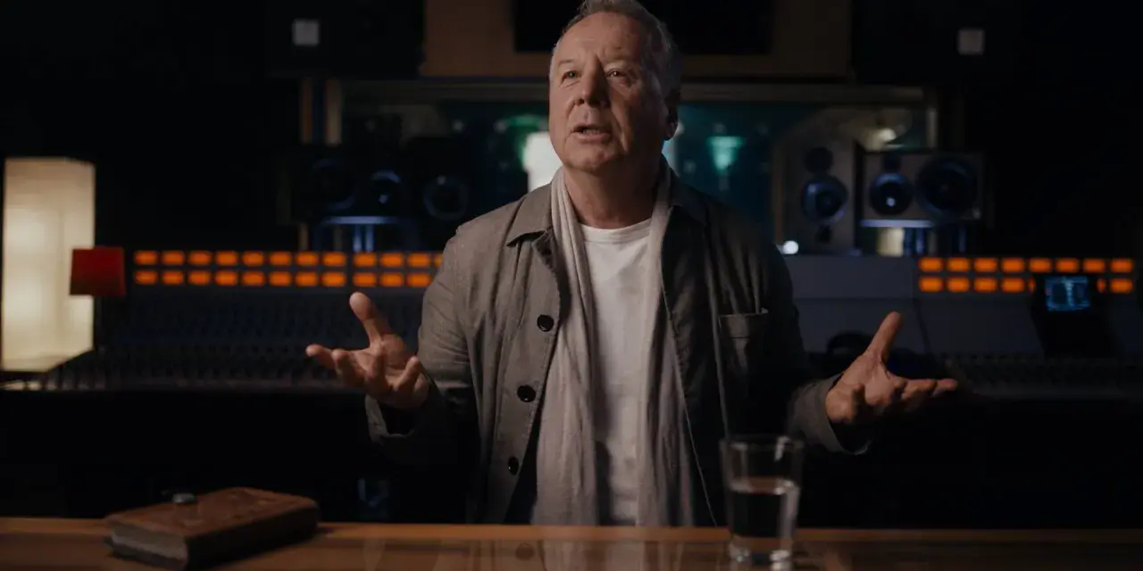 Jim Kerr, uno de los miembros de Simple Minds, habla en un estudio de grabación, con un libro y un vaso de agua sobre la mesa.