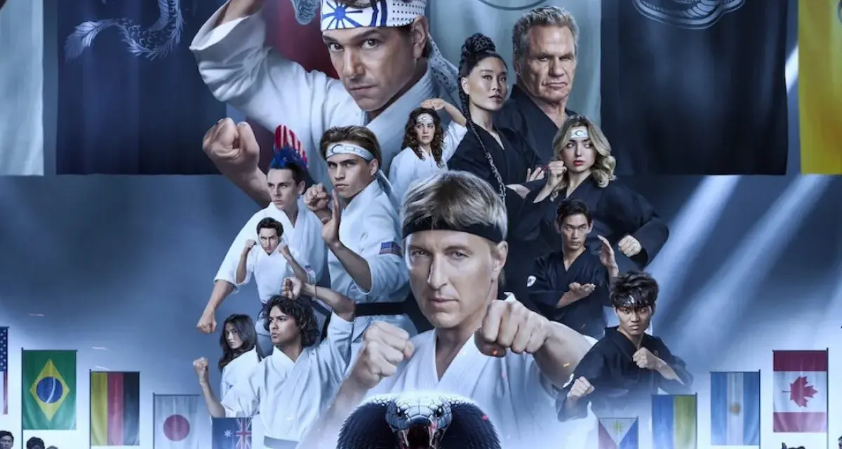 Elenco de Cobra Kai, con Daniel LaRusso y Johnny Lawrence al frente, rodeados de estudiantes y el logo de la cobra. Las canciones de Cobra Kai resuenan en esta imagen.