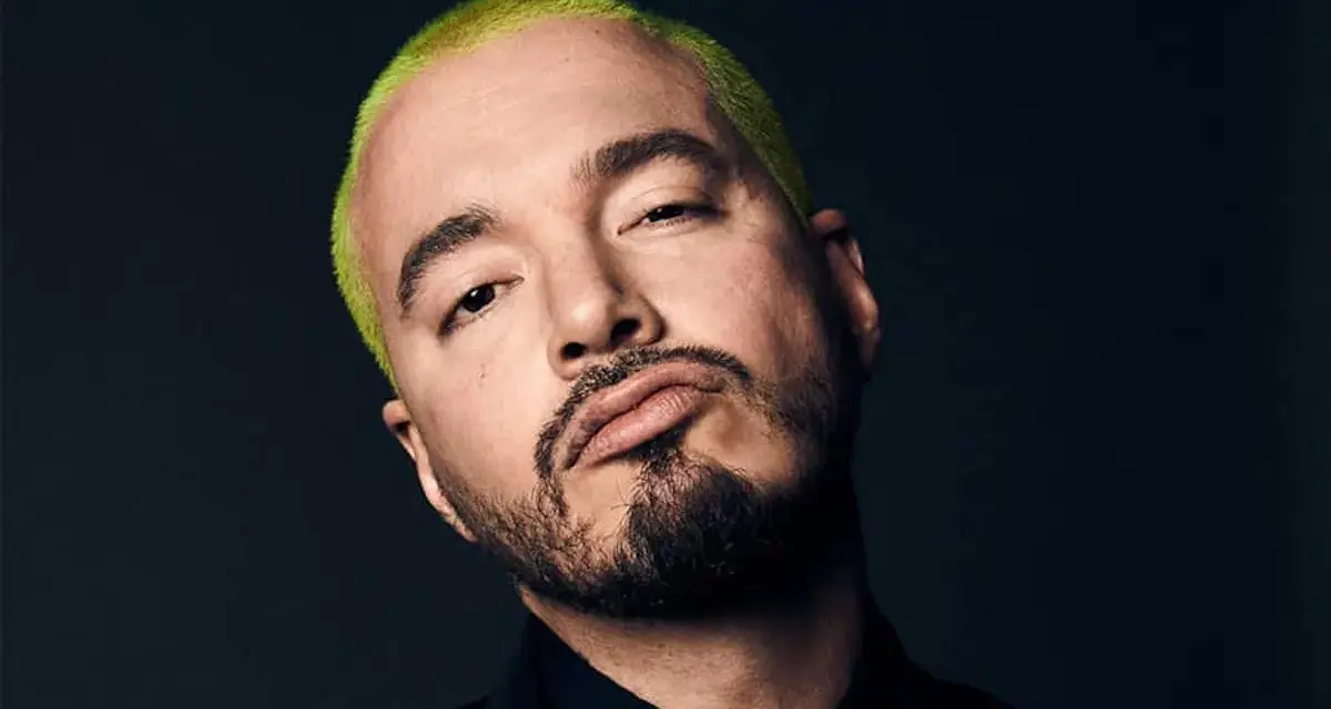 J Balvin, con su característico cabello verde vibrante, posa con una mirada intensa. Podría estar preparándose para un concierto en Madrid.