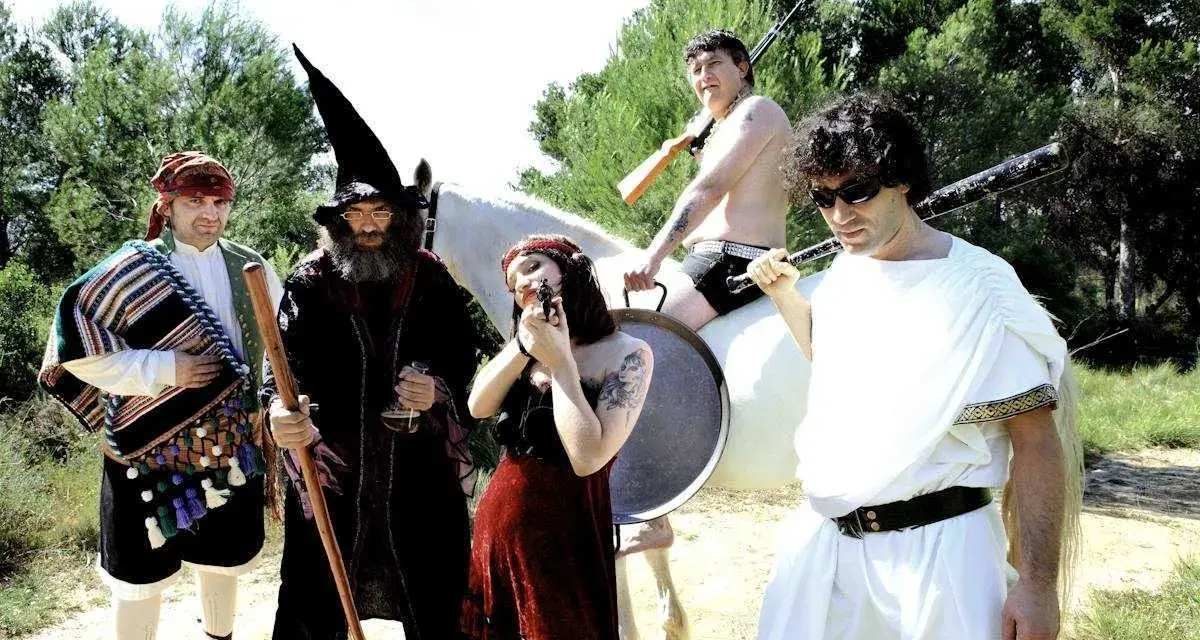 Un grupo peculiar, con atuendos que evocan a "wau y los arrrghs", posa con armas y un caballo blanco.