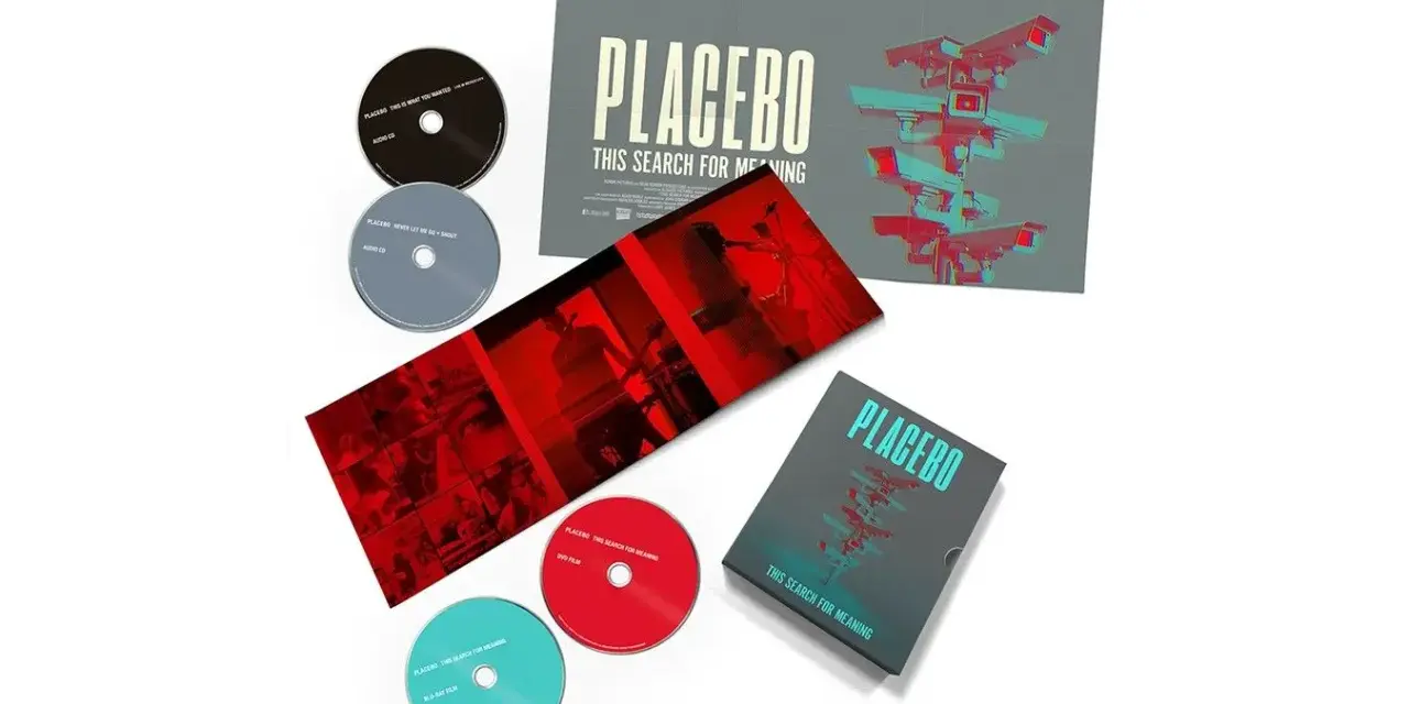 Cajas y discos de la banda Placebo, con arte de cámaras de seguridad y estética roja y azul. Incluye CDs, DVD y Blu-ray.