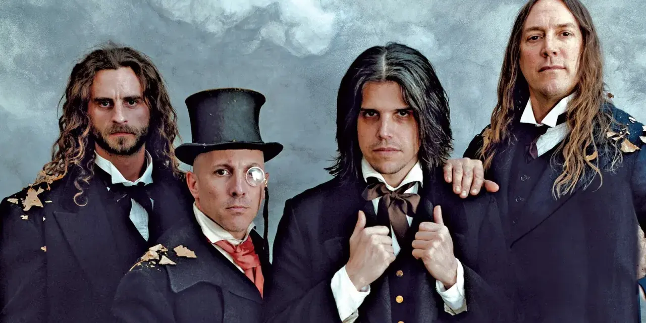 Los miembros de Tool España posan con trajes victorianos y un fondo texturizado.