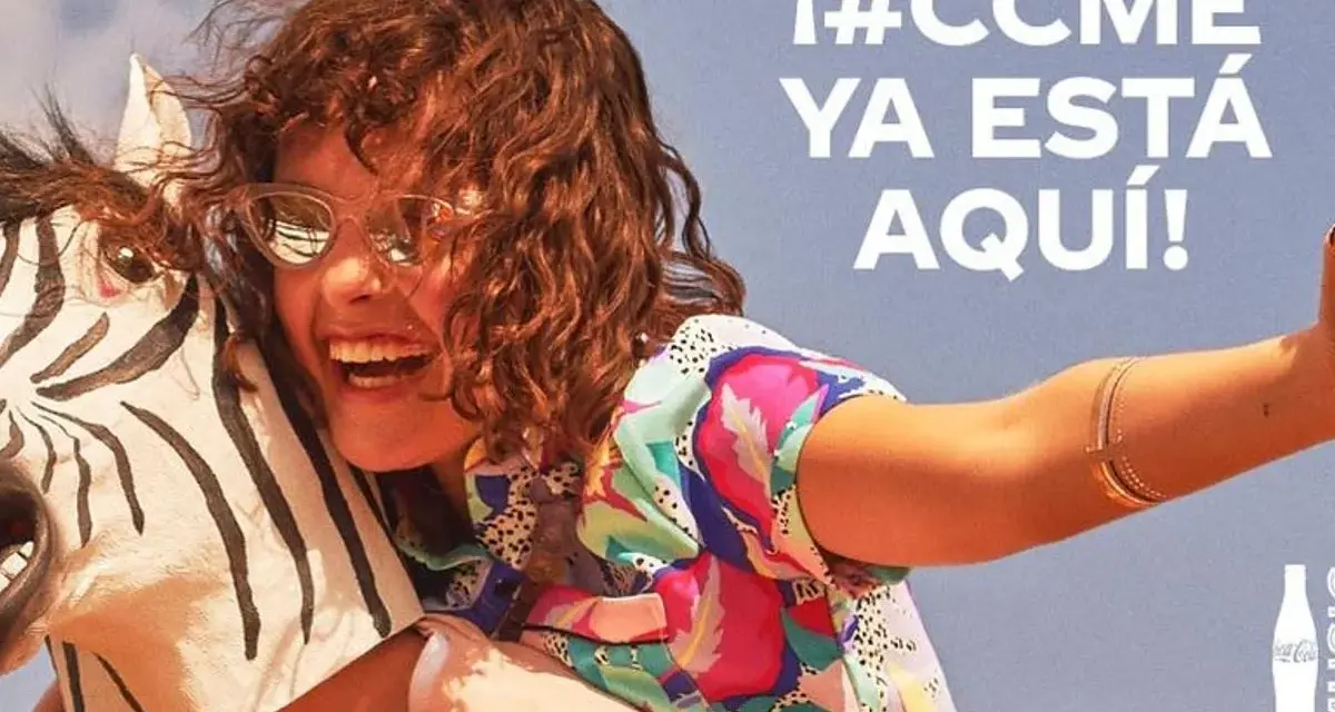 ¡La fiesta de cocacola music festival ya está aquí! Una chica sonriente con gafas de sol y un disfraz de cebra.