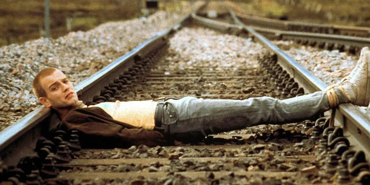 Un joven yace en las vías del tren, una imagen icónica de la banda sonora de Trainspotting.