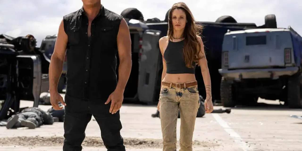 Dom y Elena, listos para la acción, con el sonido de las canciones fast and furious de fondo, entre vehículos destrozados.