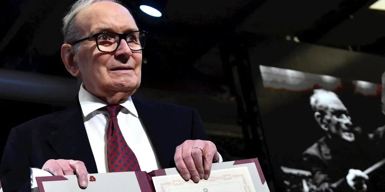 Ennio Morricone, maestro de las bandas sonoras, recibe un reconocimiento. Su legado musical perdura.