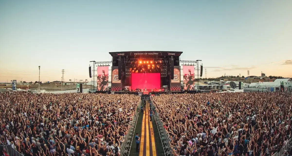 Multitud en un concierto masivo en la Región de Madrid, uno de los grandes festivales metal España.