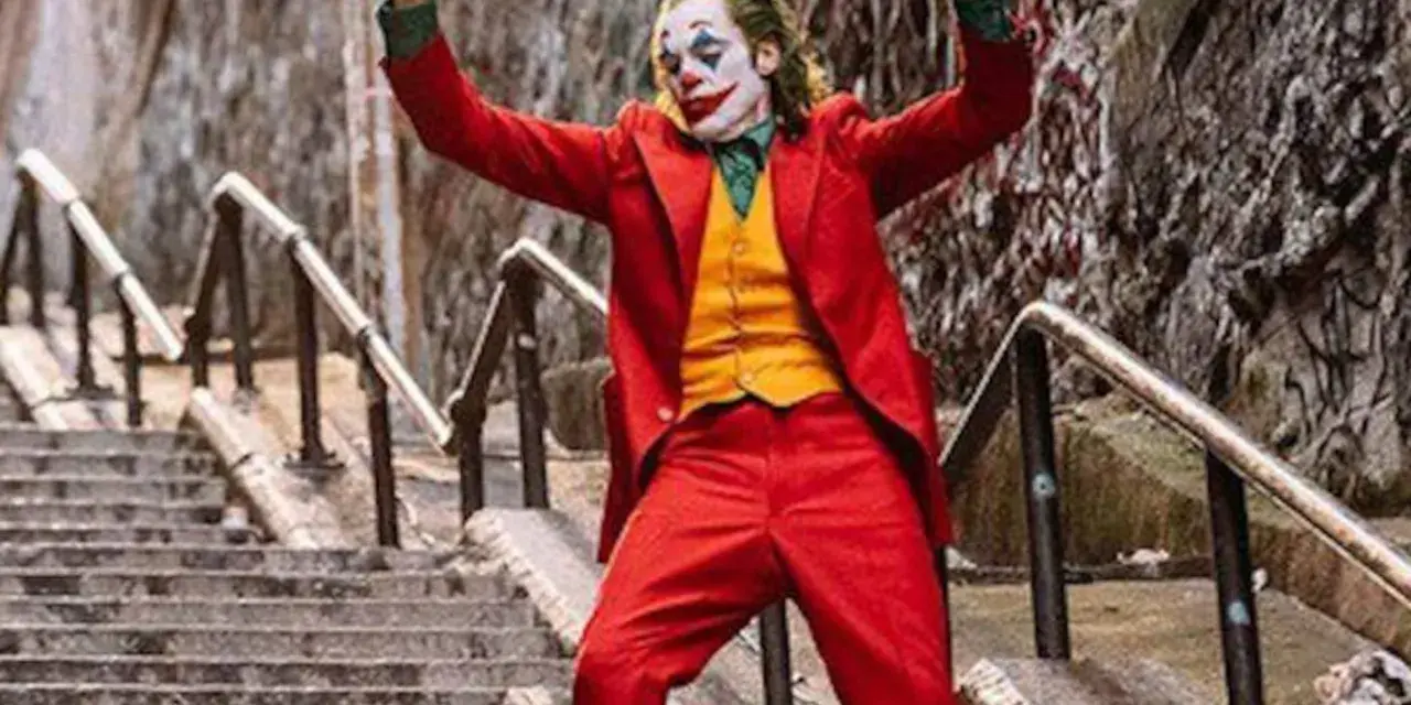 El Joker baila en las escaleras, su icónica banda sonora suena mientras celebra su caos.
