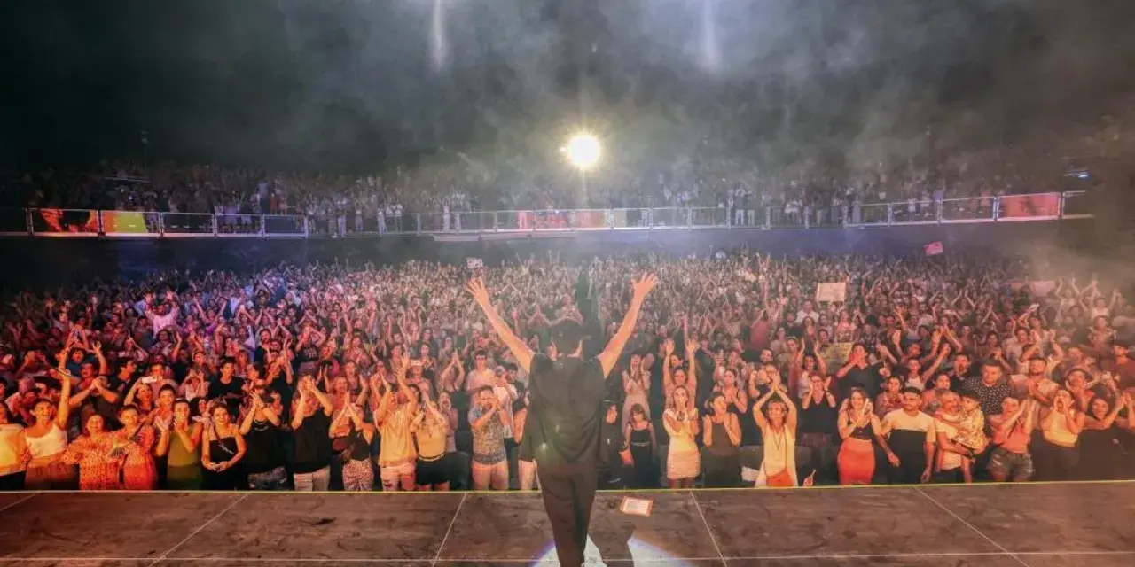 Un artista saluda a una multitud entusiasta en uno de les nits de Barcelona.