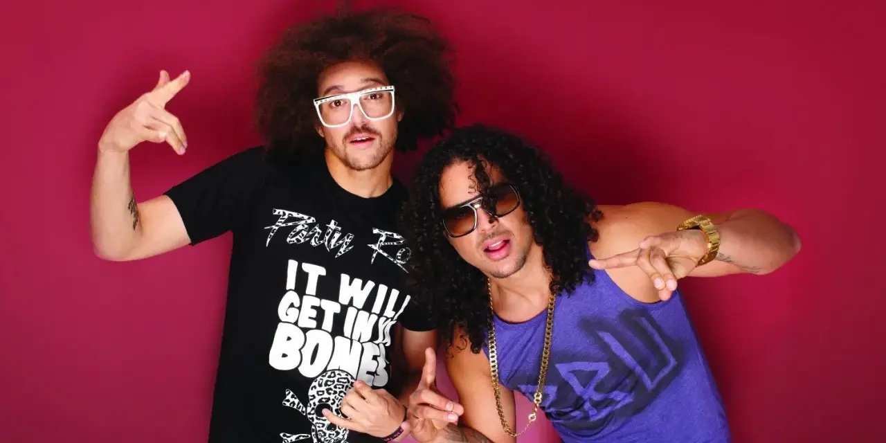 Los miembros de LMFAO, Redfoo y SkyBlu, posan con sus icónicos peinados y gafas.
