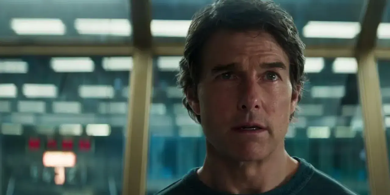 Ethan Hunt, en una misión imposible, mira con determinación. El bso de Misión Imposible resuena.