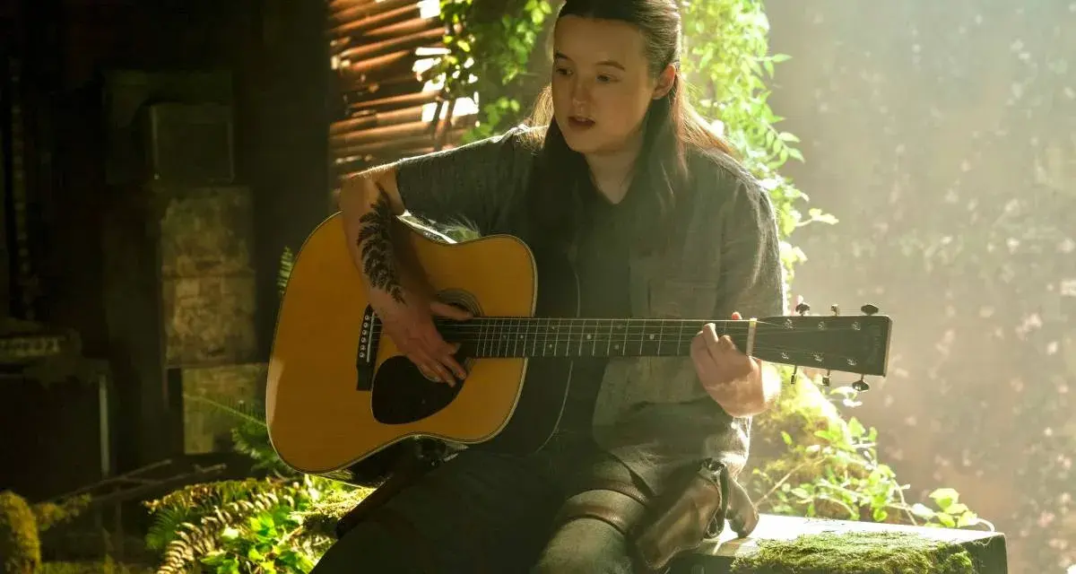 Ellie toca la guitarra, evocando la emotiva banda sonora de The Last of Us.