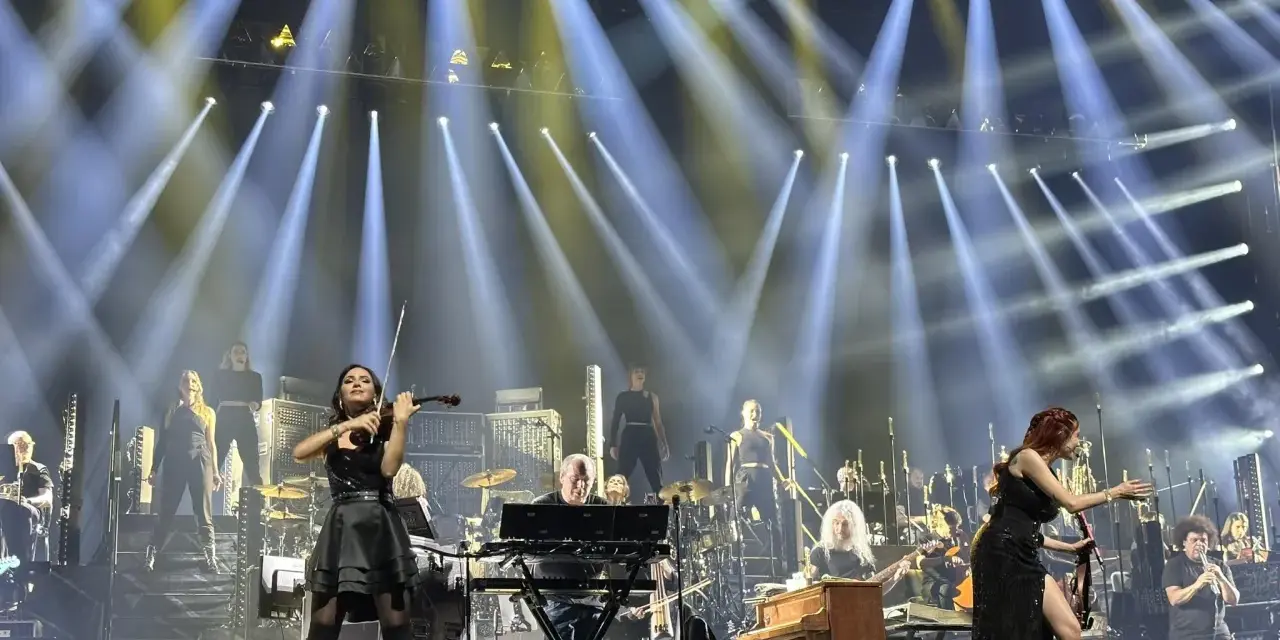 Un concierto épico de Hans Zimmer en España, con una violinista protagonista bajo focos deslumbrantes.