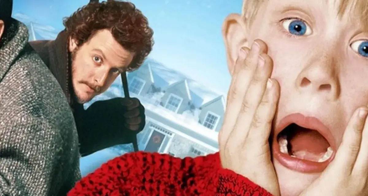 El niño Kevin McCallister grita, con las manos en las mejillas, mientras los ladrones Harry y Marv acechan en el fondo. ¡La aventura de bso solo en casa comienza!