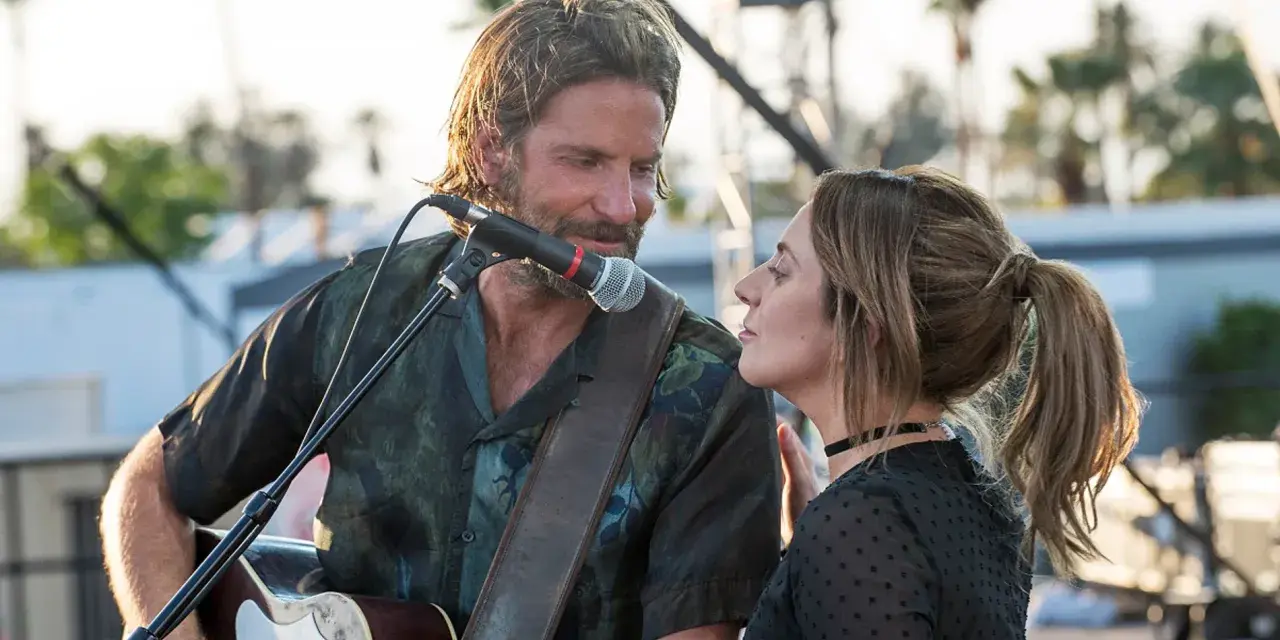 Bradley Cooper y Lady Gaga cantan juntos, interpretando las emotivas canciones de A Star Is Born.