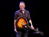 Bruce Springsteen, con su guitarra acústica, listo para sus conciertos en España.