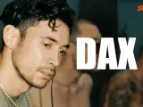 Primer plano de Dax J, DJ y productor de techno, con el logo de Arte.