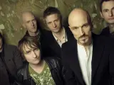 Seis hombres, parte de la banda James, posan para una foto.