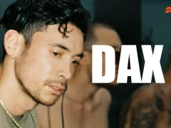 Primer plano de Dax J, DJ y productor de techno, con el logo de Arte.
