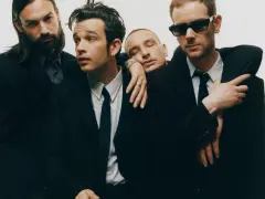 Los miembros de The 1975 en Madrid, con trajes oscuros y un aire de misterio.