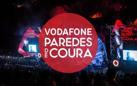 Gran multitud en el festival Vodafone Paredes de Coura, con luces y escenario iluminados.