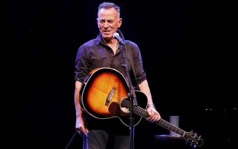 Bruce Springsteen, con su guitarra acústica, listo para sus conciertos en España.