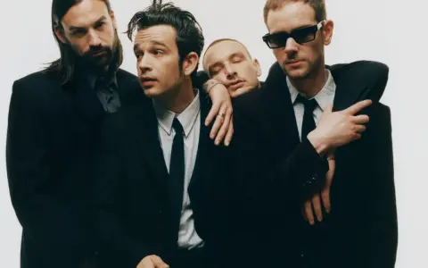Los miembros de The 1975 en Madrid, con trajes oscuros y un aire de misterio.