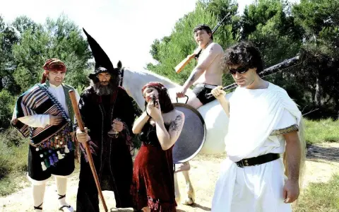 Un grupo peculiar, con atuendos que evocan a "wau y los arrrghs", posa con armas y un caballo blanco.