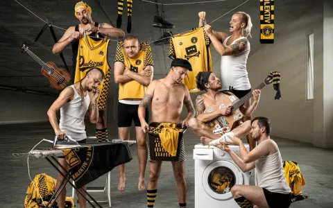 Miembros de Dubioza Kolektiv en Barcelona, colgando ropa y tocando música.