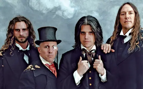 Los miembros de Tool España posan con trajes victorianos y un fondo texturizado.