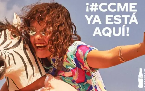 ¡La fiesta de cocacola music festival ya está aquí! Una chica sonriente con gafas de sol y un disfraz de cebra.