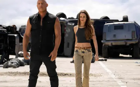 Dom y Elena, listos para la acción, con el sonido de las canciones fast and furious de fondo, entre vehículos destrozados.