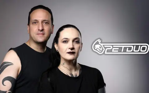 Un hombre y una mujer con tatuajes posan juntos. El logo de PETDUO aparece a la derecha.