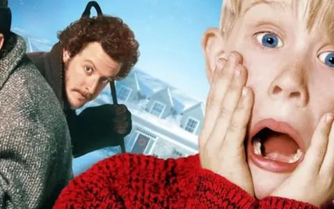 El niño Kevin McCallister grita, con las manos en las mejillas, mientras los ladrones Harry y Marv acechan en el fondo. ¡La aventura de bso solo en casa comienza!