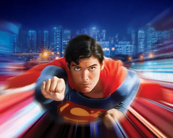 Superman vuela a toda velocidad sobre una ciudad nocturna, evocando la icónica banda sonora de Superman.