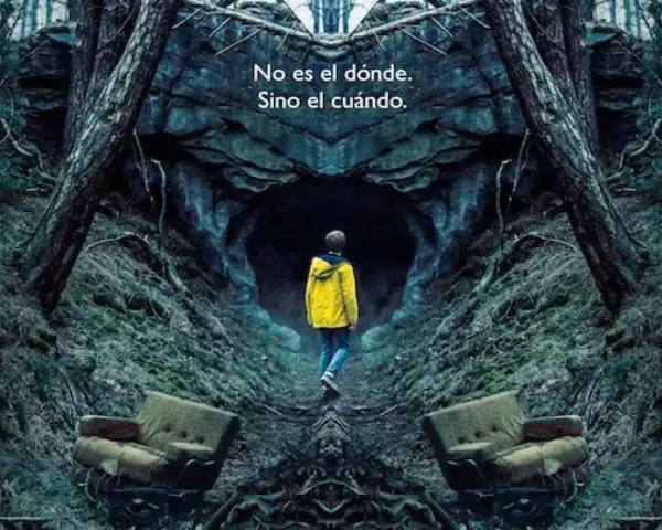 Un niño con chaqueta amarilla entra en una cueva oscura, evocando la banda sonora dark de una aventura misteriosa.