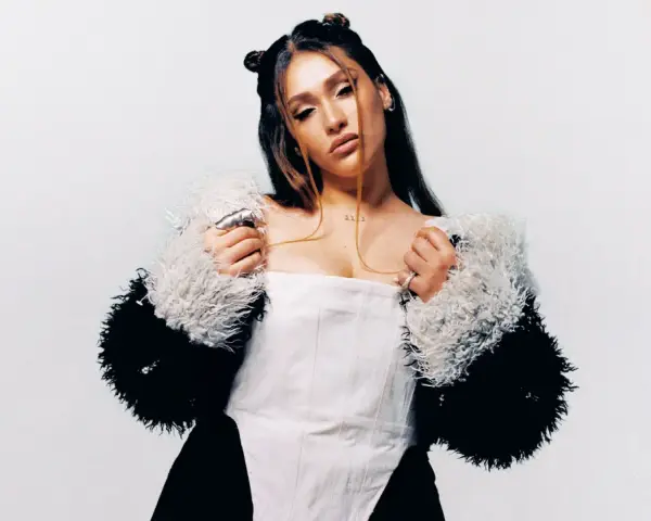 Lia Kali Murcia, con su estilo único, posa con un corsé blanco y una chaqueta de pelo.