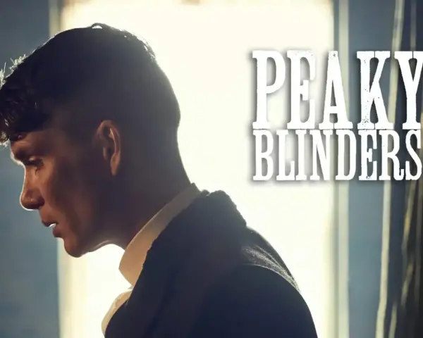 El icónico bso de Peaky Blinders suena mientras Tommy Shelby reflexiona.
