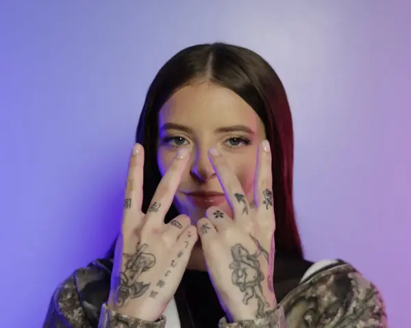 Young Miko con gesto de paz, lista para su concierto en Madrid.