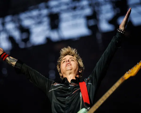 Billie Joe Armstrong de Green Day, con los brazos en alto, emociona al público en Zaragoza.