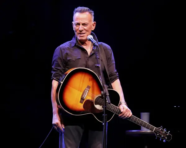 Bruce Springsteen, con su guitarra acústica, listo para sus conciertos en España.