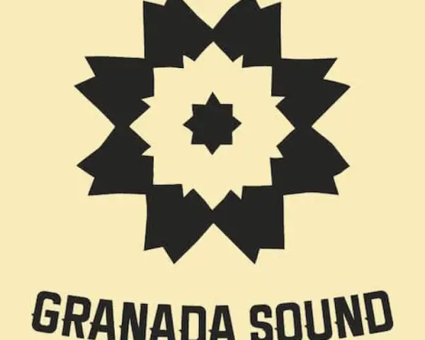 Diseño abstracto inspirado en la Alhambra, con un patrón geométrico en negro sobre fondo crema. El texto "GRANADA SOUND" evoca la música y la cultura.