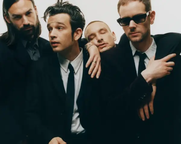 Los miembros de The 1975 en Madrid, con trajes oscuros y un aire de misterio.
