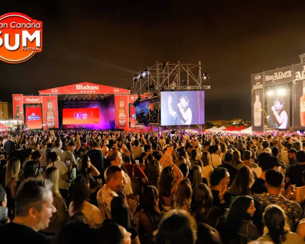 Multitud vibrante en el Gran Canaria SUM Festival, disfrutando de la música en vivo bajo un cielo nocturno.