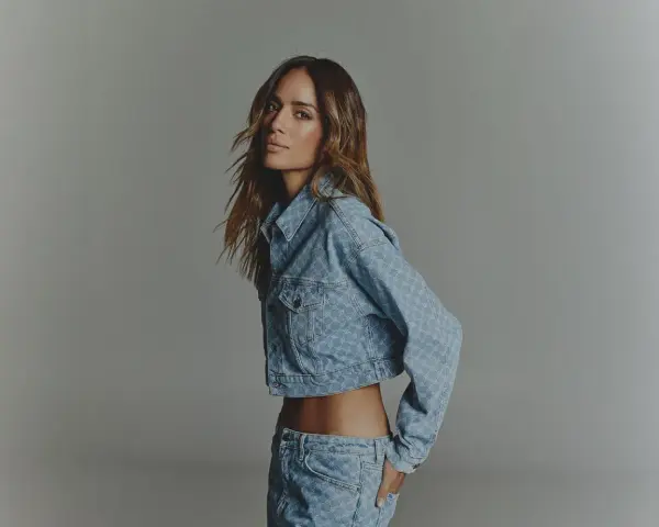 Chelina Manuhutu posa con un conjunto vaquero crop top y pantalones de tiro bajo, luciendo su abdomen.