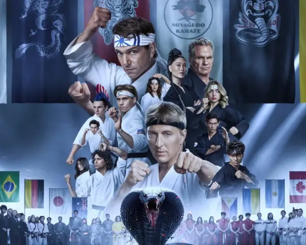 Elenco de Cobra Kai, con Daniel LaRusso y Johnny Lawrence al frente, rodeados de estudiantes y el logo de la cobra. Las canciones de Cobra Kai resuenan en esta imagen.