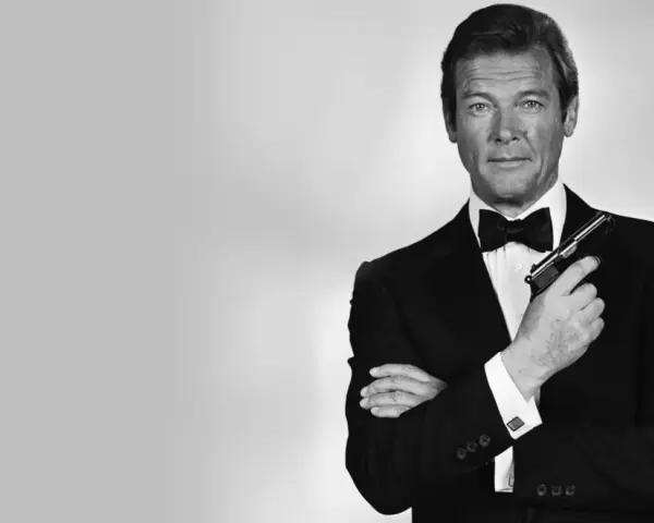 Roger Moore, con esmoquin y pistola, evoca las icónicas canciones de James Bond.