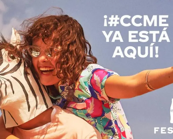 ¡La fiesta de cocacola music festival ya está aquí! Una chica sonriente con gafas de sol y un disfraz de cebra.