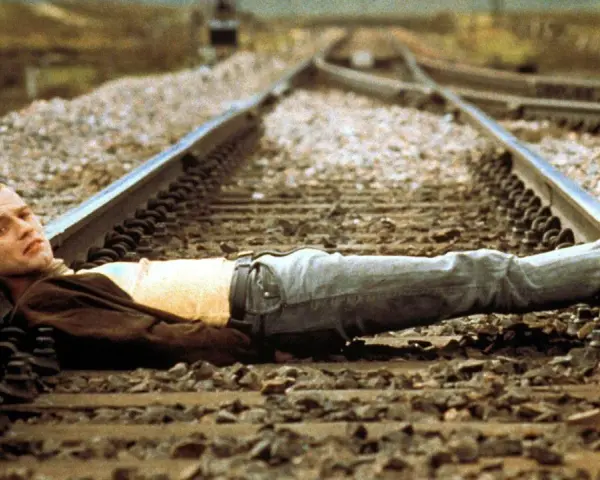 Un joven yace en las vías del tren, una imagen icónica de la banda sonora de Trainspotting.